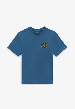 Camiseta azul de manga corta con cuello redondo, con un pequeño emblema colorido de tigre en la zona izquierda del pecho.