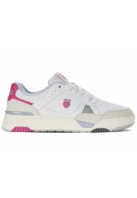 Sneaker bianca con accenti rosa e grigi. Presenta sezioni perforate, una toppa con logo e una suola texturizzata. Realizzata in pelle e materiali sintetici.