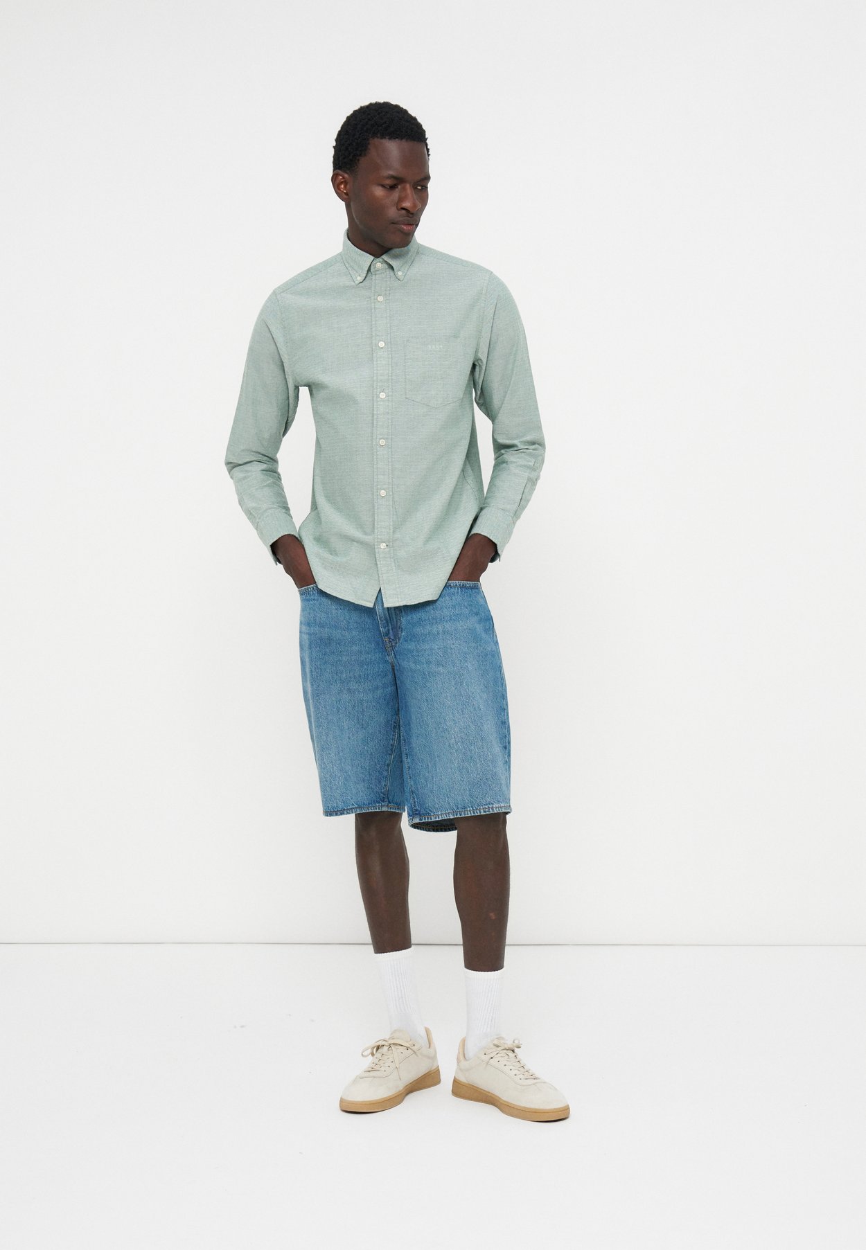 REGULAR FIT