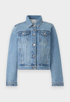 Giacca di jeans azzurro con bottoni argentati, due tasche a patta sul petto, tasche laterali a fessura e un colletto classico.