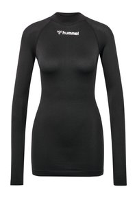 Czarna, długosleeve'owa koszulka sportowa wykonana z teksturowanej tkaniny elastycznej, z wysokim kołnierzykiem i białym logo na piersi.