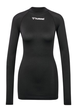 Sort langærmet athletisk skjorte lavet af struktureret strækstof, med en høj neckline og et hvidt logo på brystet.