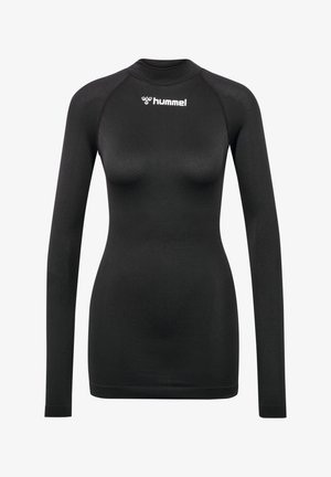 Sort langærmet athletisk skjorte lavet af struktureret strækstof, med en høj neckline og et hvidt logo på brystet.