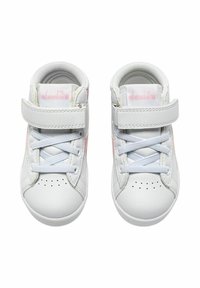 Sneakers sintetici bianchi con colletto imbottito, logo con accento rosa e cinturino regolabile in Velcro. Presentano un design con lacci e punta forata.