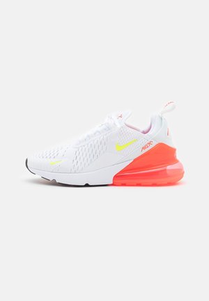 Baskets blanches Nike Air Max 270 avec empeigne perforée, swoosh jaune néon et coussin d'air au talon translucide orange vif.