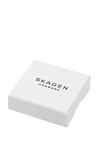 Vit pappask med en slät yta, med svart text som läser "SKAGEN DANMARK" på toppen. Fyrkantig form med rundade hörn.