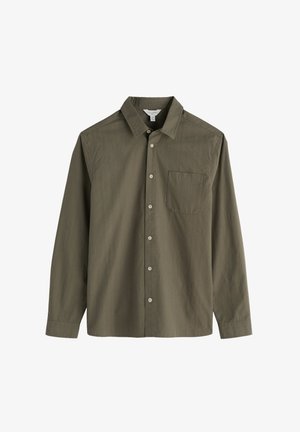 Camisa de botón de manga larga color verde oliva con un patrón a cuadros, bolsillo en el pecho y botones de color claro. Hecha de una tela suave.