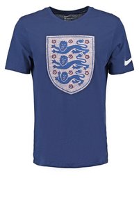 Navyblaue Baumwoll-T-Shirt mit einem großen gestickten Wappen Englands, das drei Löwen und florale Akzente auf der Vorderseite zeigt.