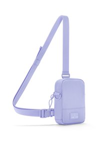 Lila tvärsöver axelväska med rektangulär form. Tillverkad av tyg, med en rem och en logopatch. Slät textur med minimalistsk design.