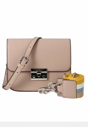 Sac bandoulière en cuir beige avec un fermoir en argent, une bandoulière réglable attachée, et une bandoulière d'épaule en tissu rayé détachable jaune, blanc, gris et beige.