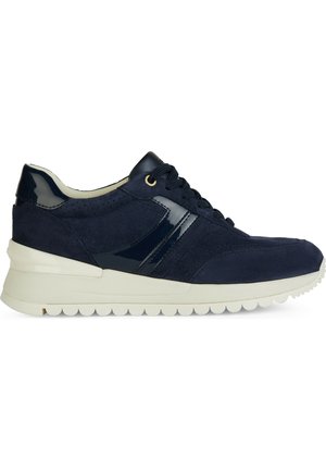 Sneaker navy blue realizzati in suede e pelle verniciata, con una tomaia testurizzata, punta rotonda, suola in gomma spessa con base bianca e strisce decorative.