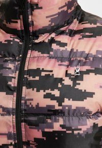 Unselected, pixelcamouflage