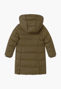 Olijfgroene gewatteerde jas met een capuchon, voorzien van gestikte panelen, lange mouwen en ribgebreide manchetten. Soepele textuur en knielange ontwerp.