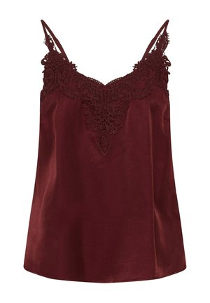 Burgundi színű, állítható pántos camisole, amelynek bonyolult csipke díszítése van a nyakkivágásnál, és sima, selyemszerű textúrával rendelkezik.