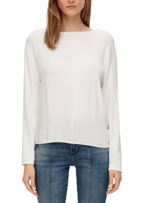 Wit longsleeve top met een losse pasvorm, voorzien van een boothals en een gladde textuur. Draagt bij blauwe aangesloten spijkerbroek.