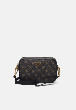 Sort rektangulær crossbody-taske med guldlogo-mønster, gulddetaljer og justerbar rem, foran med et trekantet Guess-emblem.