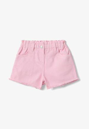 Pantalones cortos de mezclilla rosa con cintura elástica, trabillas para cinturón, bolsillos frontales, cierre de botón y bordes de dobladillo deshilachados.