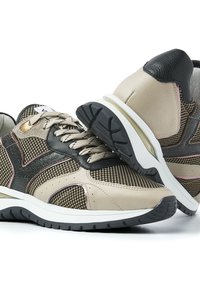 Beige und schwarze Sportschuhe mit Obermaterial aus Mesh und Leder, Schnürdesign, gepolstertem Schaft und strukturiertem Gummiaußensohle für verbesserten Grip.