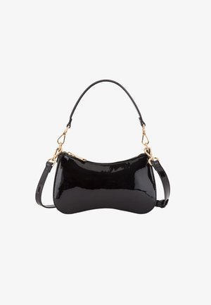 Geantă din piele lak cu o formă curbată, accente din metal auriu, deschidere cu fermoar și curea pentru umăr detașabilă.