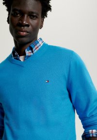 Tommy Hilfiger PIMA ORG CTN CASHMERE V NECK - Trui - cerulean blue