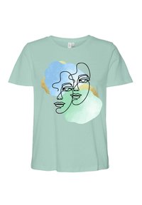 Mintgroene t-shirt met korte mouwen, voorzien van een minimalistisch lijnkunstontwerp van twee gezichten op een zachte aquarelachtergrond van blauw en groen.
