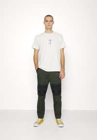 Nike Sportswear CITY MADE PANT - Chinos - sequoia/black