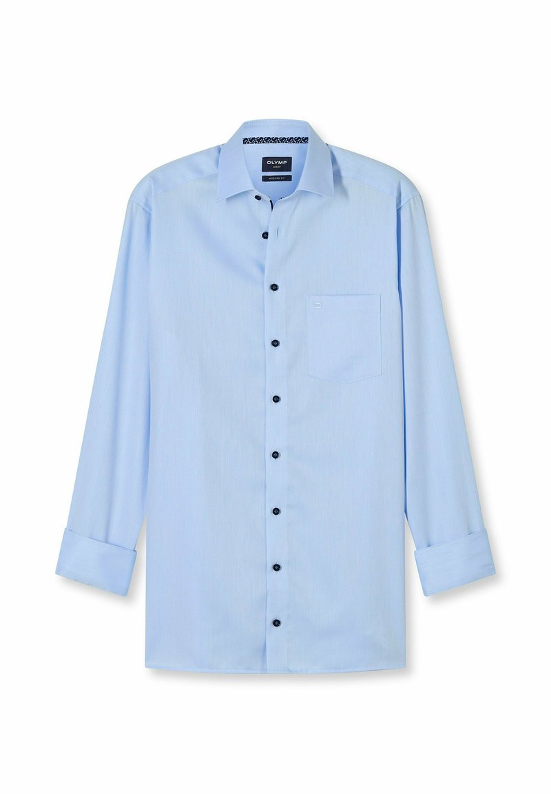 Lichtblauw herenoverhemd met lange mouwen, zwarte knopen, een borstzak aan de voorkant en een moderne kraag op een witte achtergrond.
