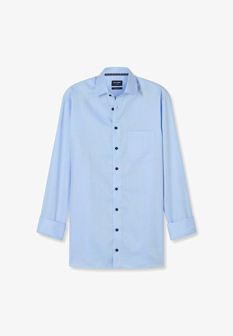 Lichtblauw herenoverhemd met lange mouwen, zwarte knopen, een borstzak aan de voorkant en een moderne kraag op een witte achtergrond.