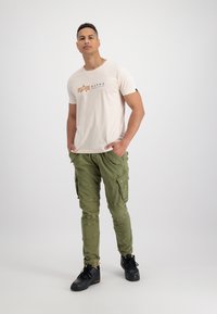 Alpha Industries LABEL - Tričko s potlačou - jet stream white