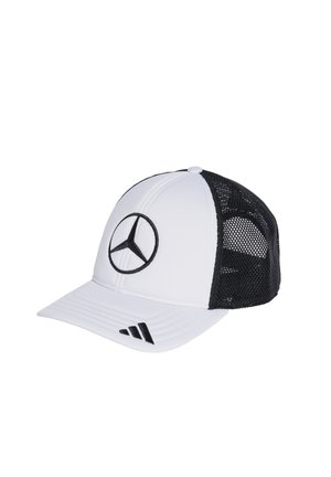 Weißer Baseball-Hut mit schwarzem Netzrücken, der ein zentrales schwarzes Mercedes-Logo und einen schwarzen Adidas-Streifen auf dem Schirm trägt.