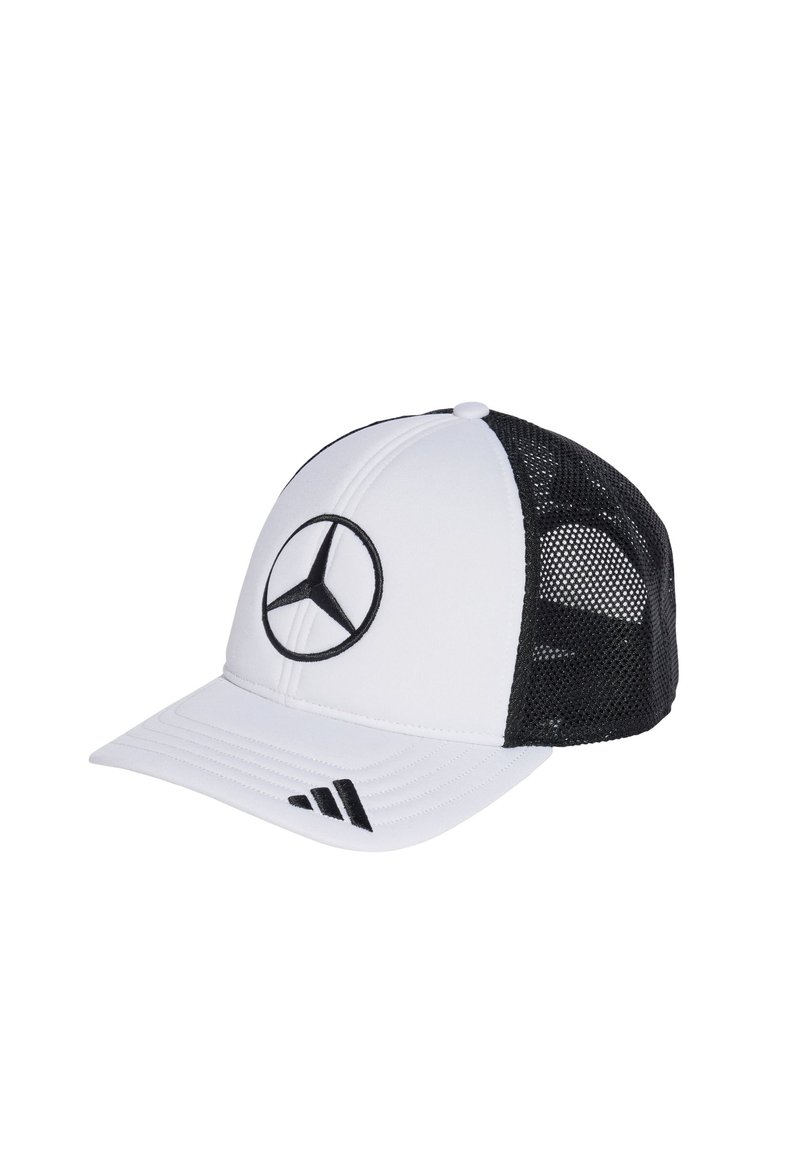 Biała czapka baseballowa z czarną siateczkową tylną częścią, z centralnym czarnym logo Mercedesa i czarnym paskiem Adidasa na daszku.