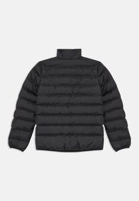 Doudoune noire avec un col haut, design matelassé et poignets côtelés. Dispose d'une texture lisse et de coutures horizontales pour l'isolation.
