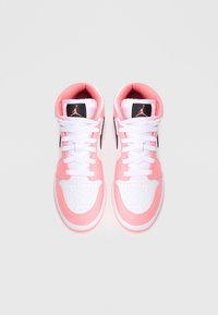 Wysokie trampki w różowo-białej kolorystyce. Wykonane ze skóry i materiałów syntetycznych, z perforowanym noskiem i białymi sznurowadłami.