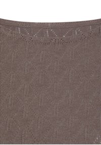 Braun gestricktes Oberteil mit einem strukturierten Rautenmuster und weitem Ausschnitt. Der Stoff wirkt leicht und leicht transparent.