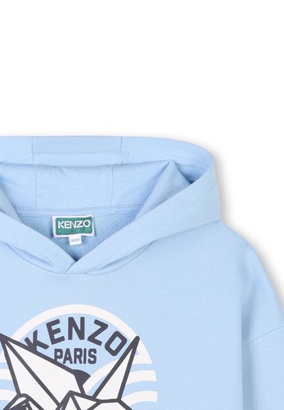 Sweatshirt à capuche bleu clair avec un graphique rond présentant un design en origami, le texte "KENZO" et "PARIS", et en matériau en coton doux.