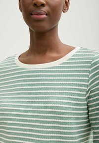 Hellgrüner und weiß gestreifter Pullover mit rundem Halsausschnitt, strukturiertem Muster und weicher Qualität. Keine sichtbaren Beschläge oder Akzente.