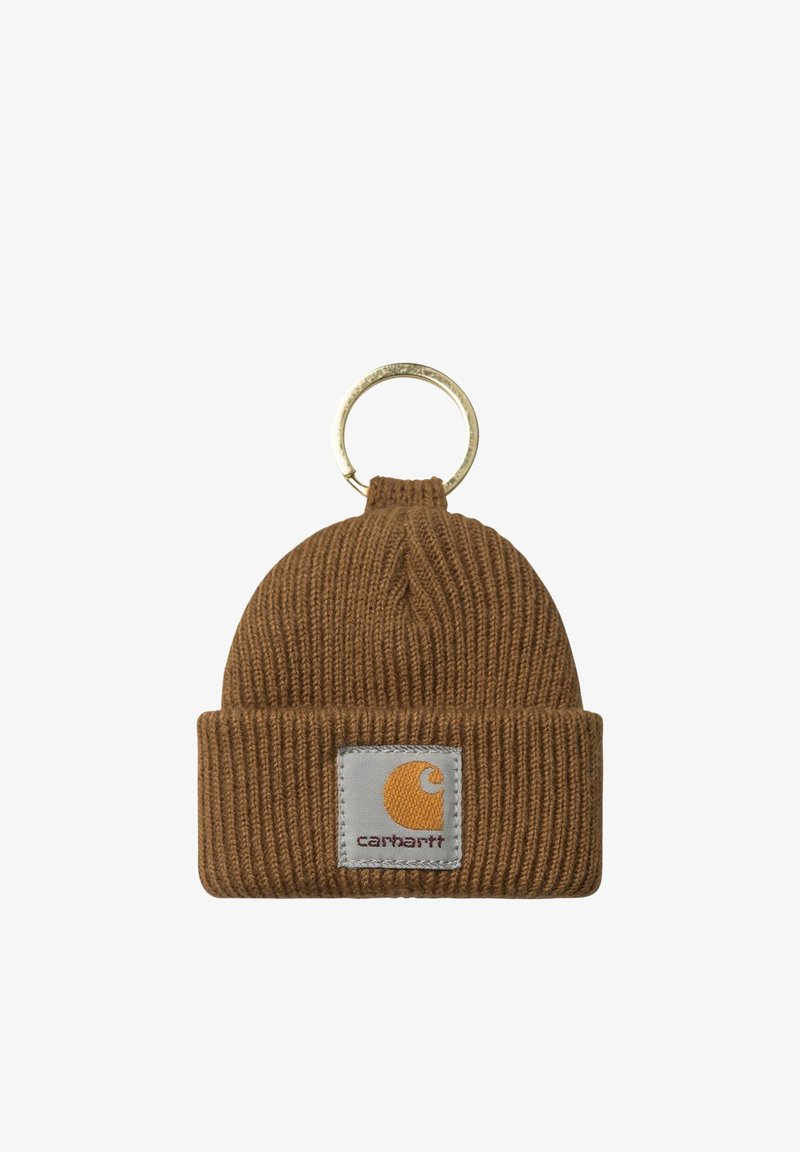 Llavero con gorro Carhartt acanalado marrón con puño doblado y parche con el logo de la marca cosido.