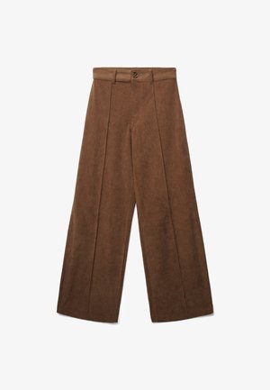 Pantalon large en velours côtelé marron avec plis avant, passants de ceinture et fermeture à bouton à la taille, posé à plat sur un fond blanc.
