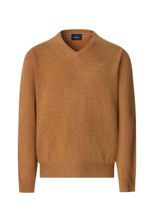 Sweter z dekoltem w serek, z długim rękawem w ciepłym kolorze karmelowym. Wykonany z miękkiego materiału, z prążkowanymi mankietami i dołem, z małym logo na klatce piersiowej.