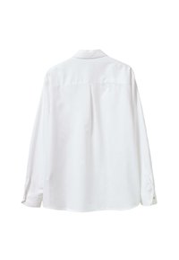 Blusa bianca a maniche lunghe realizzata in tessuto morbido, con colletto standard, polsini con bottone e orlo dritto con una piega sul retro.