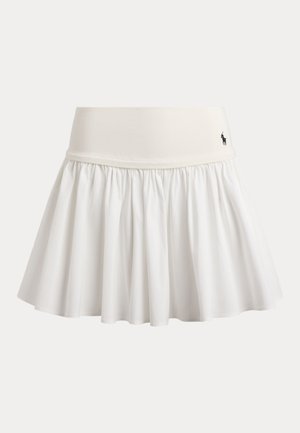 Bela teniška krilo s pliseji, širokim pasom in majhnim črnim vezenim logotipom polo igralca na desni strani.