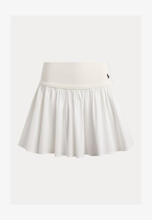 Λευκή πλισέ φούστα τένις με φαρδιά ζώνη μέσης και μικρό μαύρο κεντημένο λογότυπο παίκτη πόλο στη δεξιά πλευρά.