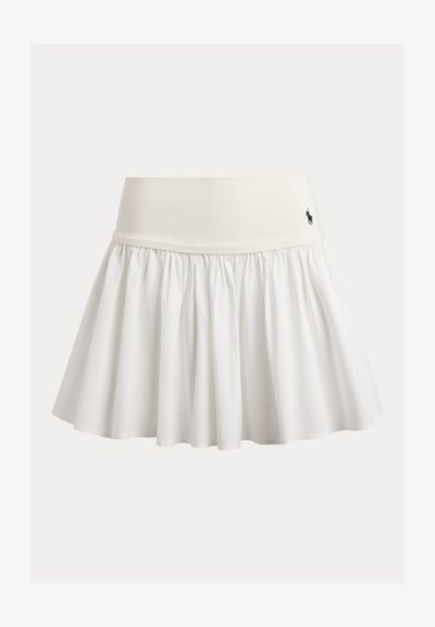 Hvit plissert tennisnederdel med bred linning og en liten svart brodert polo-spillerlogo på høyre side.