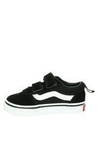 Zapatilla de ante negra con acentos blancos, dos correas de Velcro ajustables, cuello acolchado y suela de goma con una franja blanca y un logo rojo.