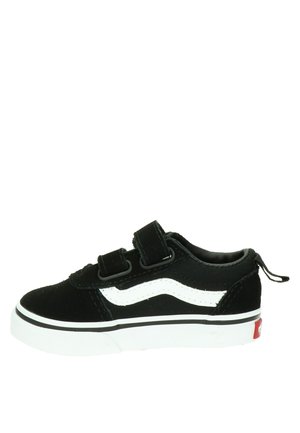Zapatilla de ante negra con acentos blancos, dos correas de Velcro ajustables, cuello acolchado y suela de goma con una franja blanca y un logo rojo.