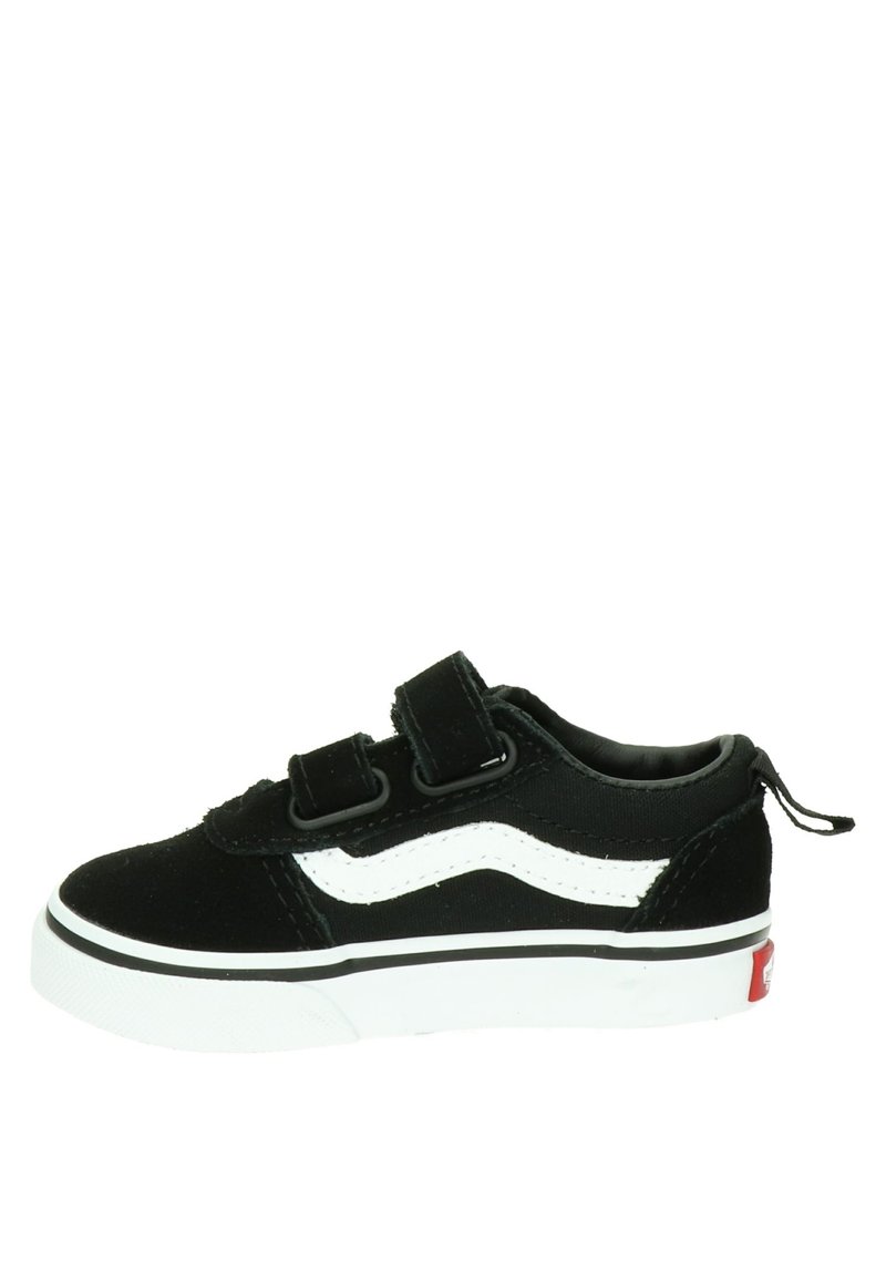 Zapatilla de ante negra con acentos blancos, dos correas de Velcro ajustables, cuello acolchado y suela de goma con una franja blanca y un logo rojo.