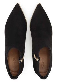 Czarne zamszowe botki za kostkę z ostrymi noskami, bocznymi zamkami i złotymi akcentami. Gładkie wykończenie wnętrza, minimalistyczny design.