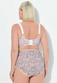 Bh och högmidjade trosor i ljusrosa med blommönster. Bh:n har justerbara axelband och en hak-och-ögle-stängning.