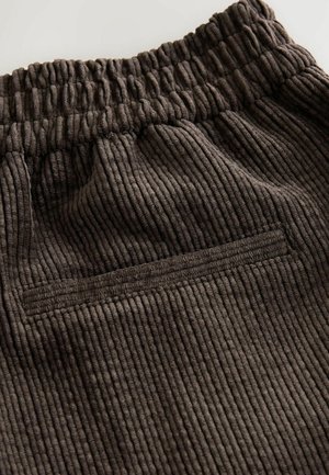 Bruine corduroy broek met een gestructureerd, ribbelig ontwerp, elastische tailleband en een enkele gestikte achterzak.