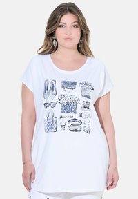 Bílý tričko s grafickým designem, zahrnujícím doplňky jako boty, tašky a sluneční brýle v modré a černé barvě. Hladká bavlněná tkanina, volný střih.
